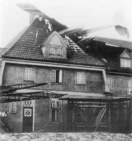 Absturz eines Wasserflugzeuges im Dachstuhl des Offiziersheim am Hafen 1928