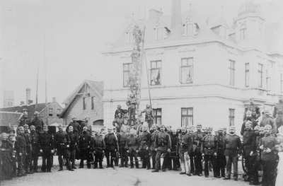 Übung am Rathaus - ca. 1906