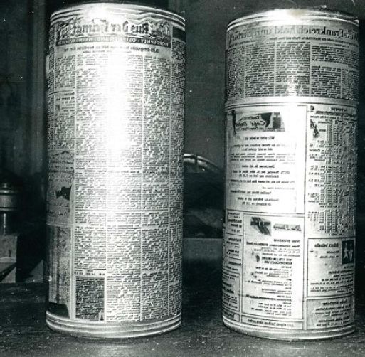 Zwei Halbkreiszylinder, die im reinen Bleisatz in Pappmatern gegossen wurden.