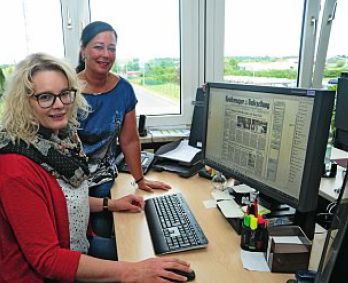 Es folgt die Übermittlung der Daten nach Norden, wo Wiebke Rocker (links) und Kerstin Heisig für die druckvorbereitenden Aufgaben zuständig sind.