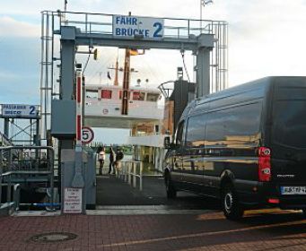 Rechtzeitig zur Abfahrt der ersten Frisia-Fähre treffen die Zeitungspakete im Hafen ein.
