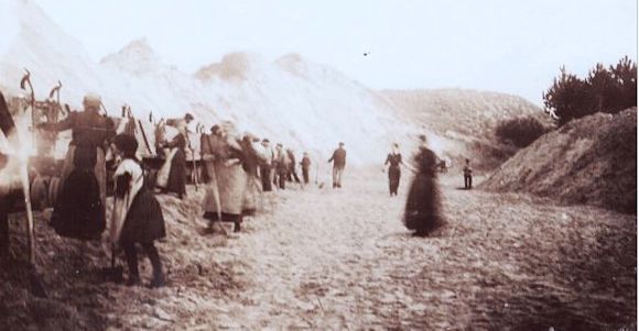 Harte körperliche Arbeit auch für die Norderneyer Frauen. Sie mussten Dünensand in Loren schaufeln und die Eisenbahn-Trasse für die Inselbahn herrichten.