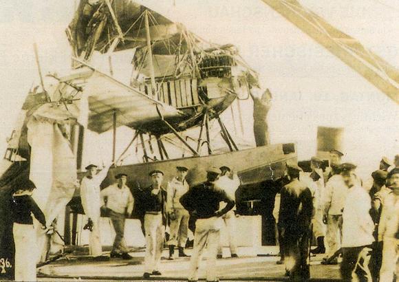 Die Überreste des Flugzeugs wurden an Land gebracht