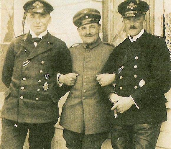 Fluglehrer Puschmann (rechts) mit seinem Freund und Kameraden Hermann Beckmann (Mitte)