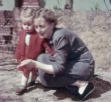 Die Autorin Iris Pugatschov mit Elisabeth Fleetjer, etwa 1955/56.