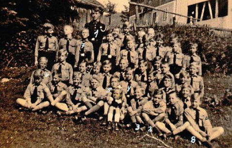 Die Klasse 4 a und 4 b der Volksschule im Jahr 1941