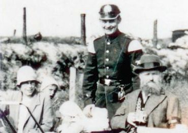 Jacob Fröhlich (219, rechts sitzend) mit seinem Sohn Gerhard nebst Familie, Himmelfahrt 1930