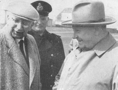 Ministerpräsident Hellwege (rechts),  Regierungspräsident Dr. Heinrichs (links) 