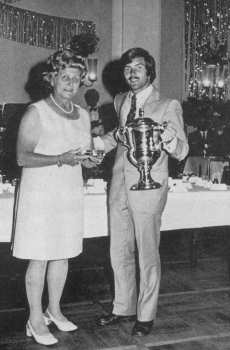 Frau Früh als Vertreterin der Turnierleitung und Herrn Michael Bamberg