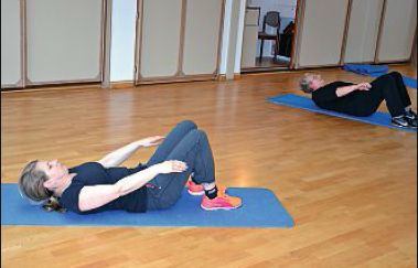Sonja Zebrowski (vorn) und Angelika Ohm trainieren die tiefe Bauchmuskulatur