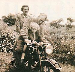 Hans, Maria und Jan Trimborn auf dem Motorrad (Foto 1954)