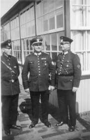 Von links: Hauptfeuerwehrmann Bernhard Janssen, Wehrführer Becker, Zugführer Fokke Pauls